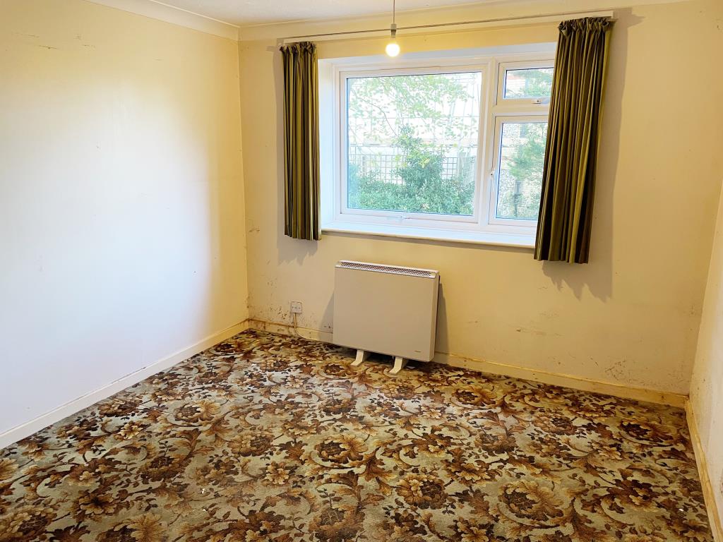 Lot: 32 - FLAT WITH GARAGE AND GARDEN IN NEED OF UPDATING - Main bedroom
